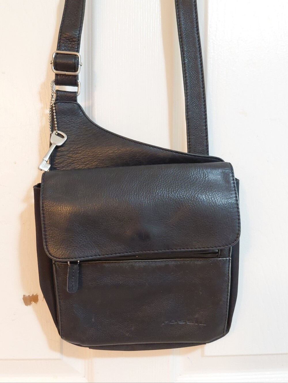 Vintage Fossil 75082 Black Leather Crossbody Sling Bag Purse W/ Metal Key Tag